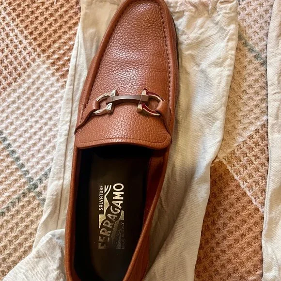 FERRAGAMO - Men's Textured Calfskin Gancini Loafer (+ LIGHT BROWN BELT) - Picture 4 of 11